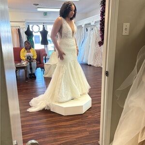 Elegant White Lace Wedding Dress